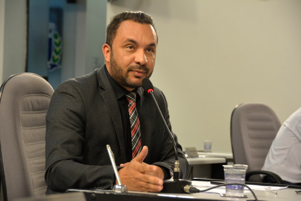 Vereadores pedem informações sobre serviços de manutenção nas escolas do município